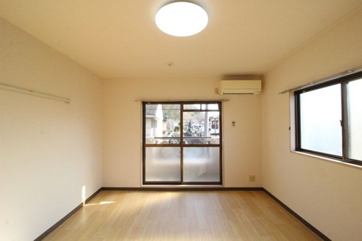 サンシャイン岡の居間