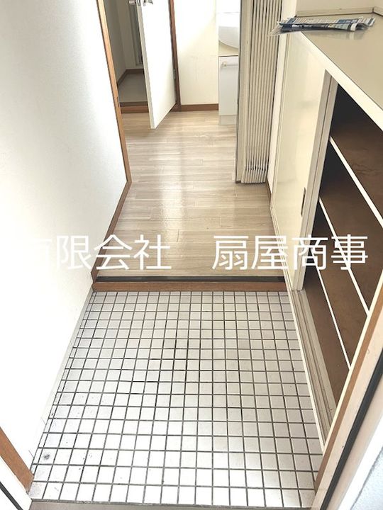 立松マンションの玄関