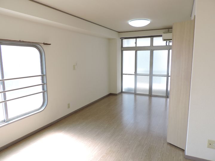 今池愛銀コーポの居間