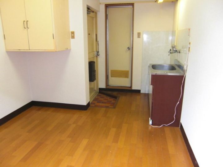 オレンジビルの玄関