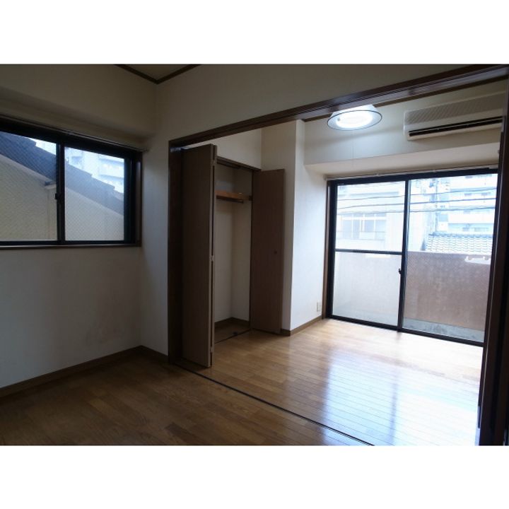 スクエアビルの内装