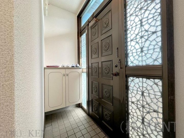 ひまわりハイツの玄関