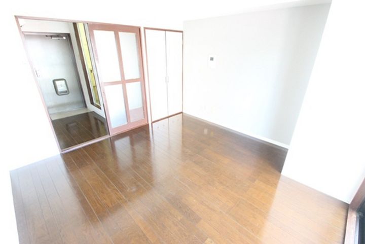 宇品川手ビルの居間