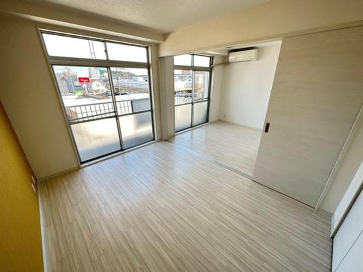 福本ビルの居間