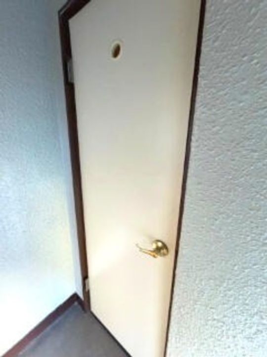 石澤商会学園西町ビルの玄関