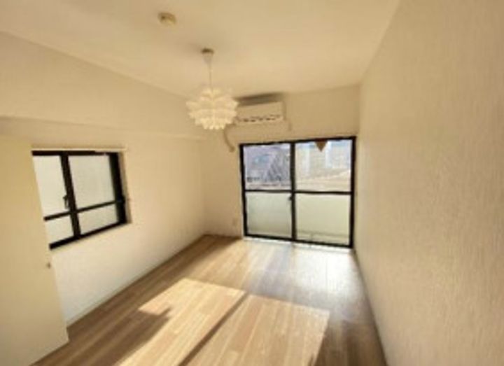 ロイヤルフラット野毛山弐番館の居間