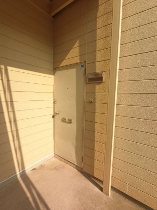 メゾン黒砂台C棟の玄関