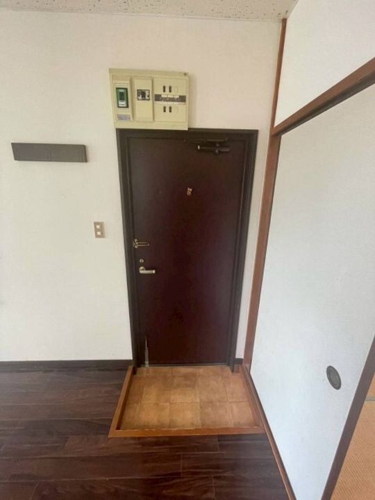 大西ビルの玄関