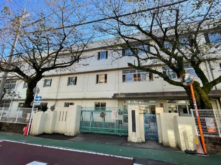 三共トラストビルの周辺