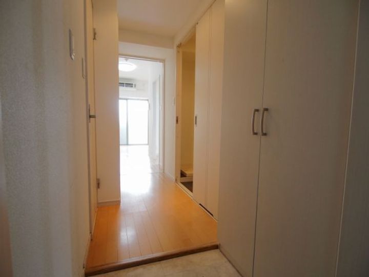 大阪府大東市赤井2(マンション)の賃貸物件の玄関