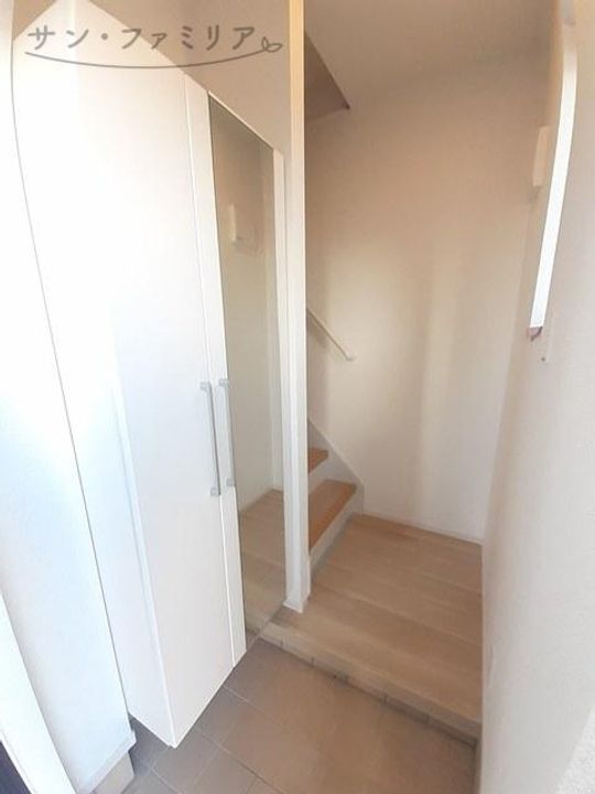 リブリオポラ Dの玄関