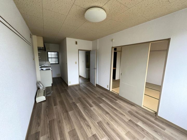 レジデンス さとう D棟102号室の居間