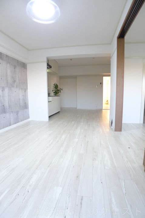 エミナンス弥富が丘 A棟の居間