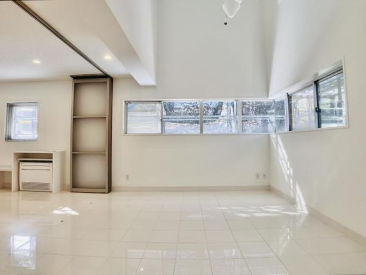 サワタカビルの居間