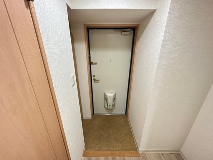 第27友建ビルの玄関