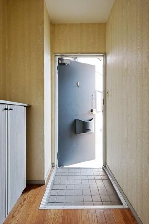 コーポラスクレストC棟の玄関