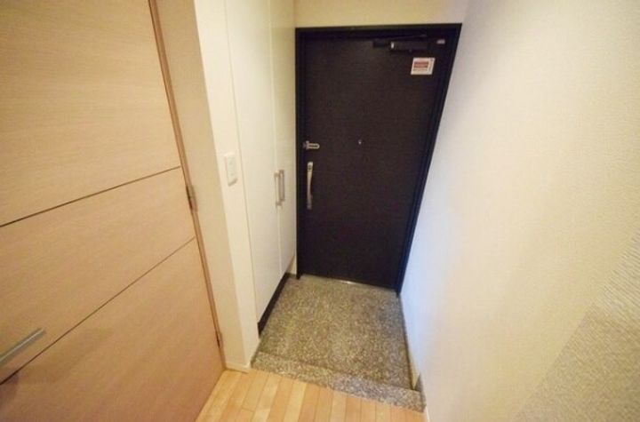 パークキューブ愛宕山タワーの玄関