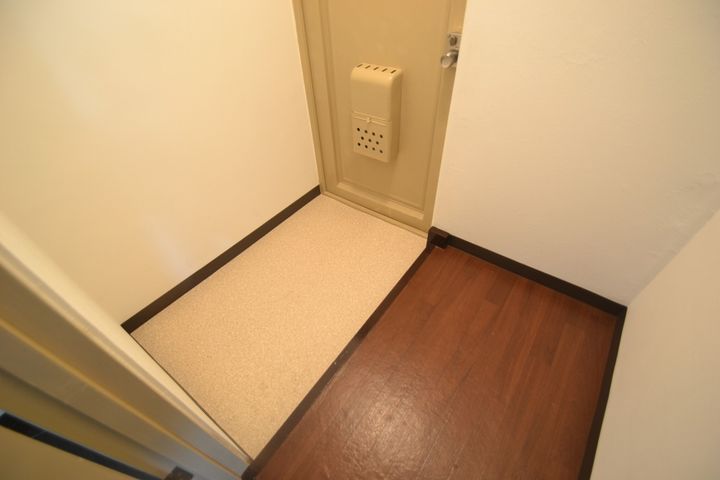 諏訪ビルの玄関