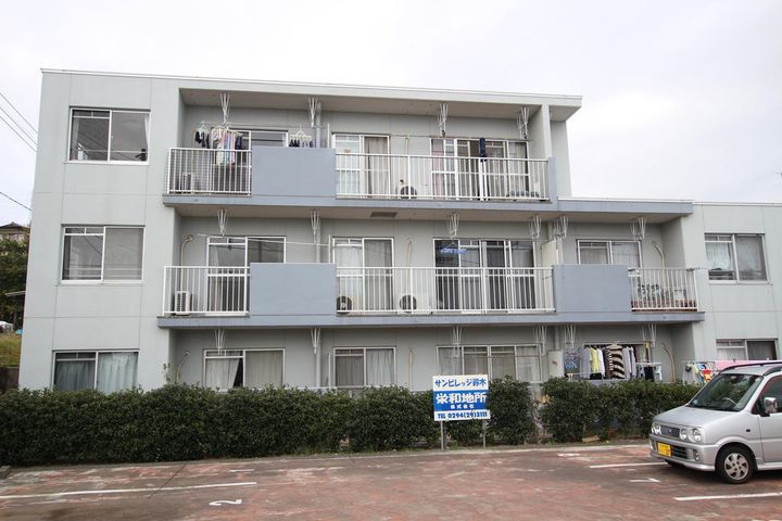 サンビレッジ鈴木の外観