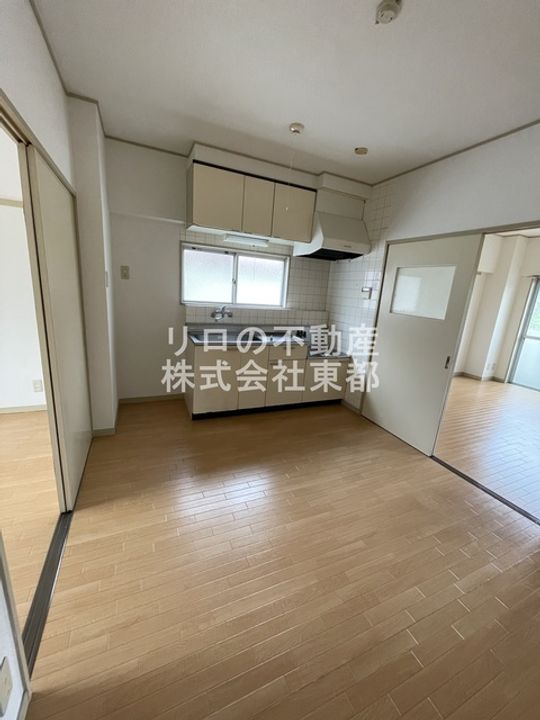 谷中商事ビルの居間