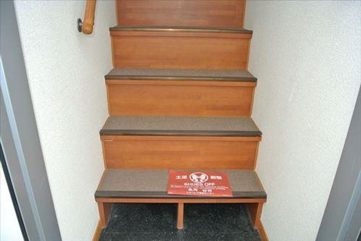 レオパレスDELIGHTの玄関