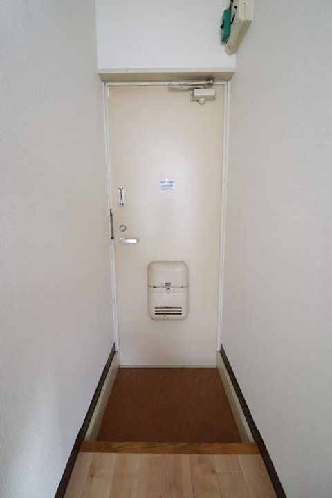 アリス深谷4号館の玄関