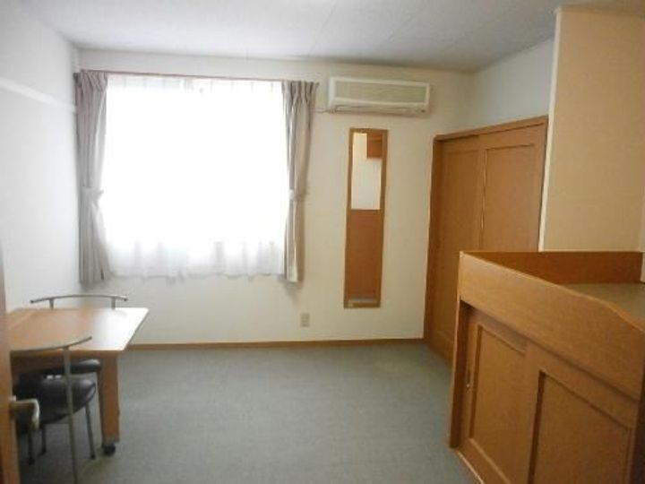 レオパレスコーエーの居間