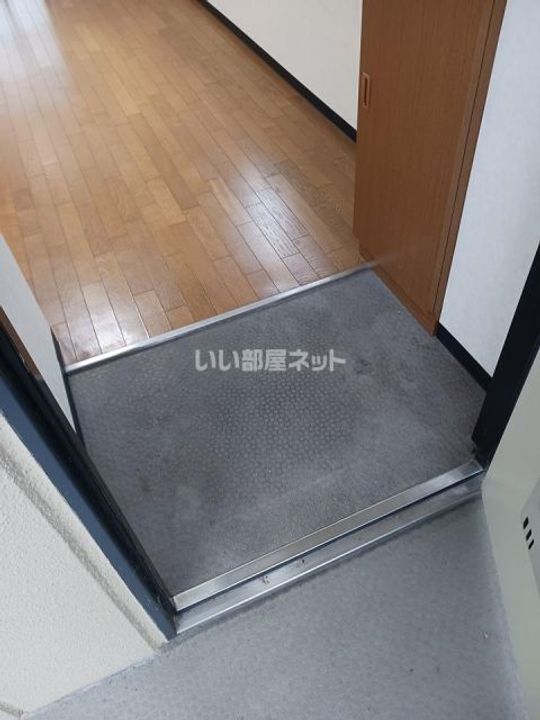 シャトル弐番館の玄関