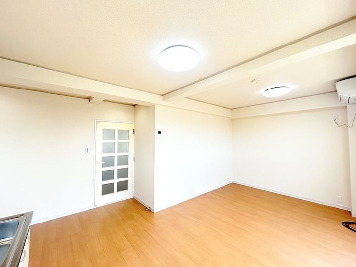植月ビルの居間