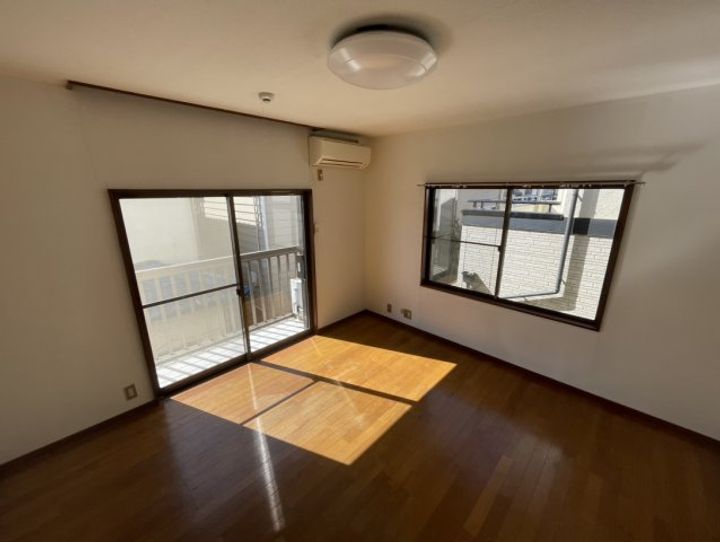 キャナルハクヨーの居間