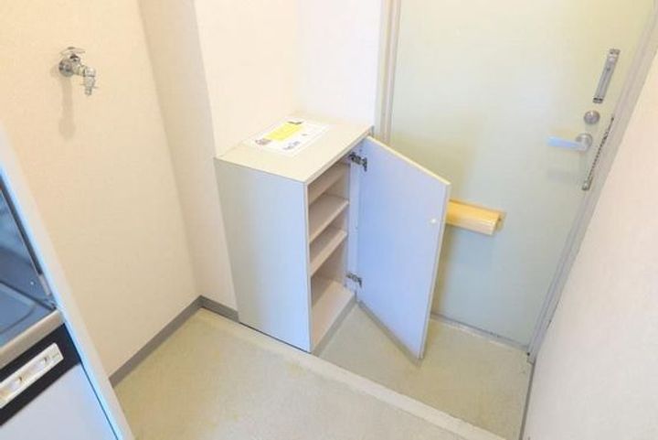 ホーメスト中島 Bの玄関