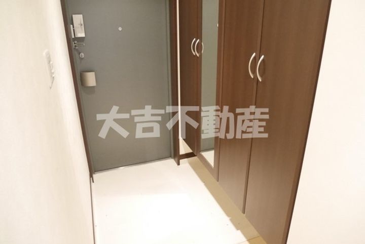 フローレンス中山下グランドアークの玄関