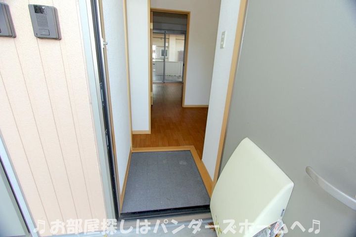 プラターネの玄関