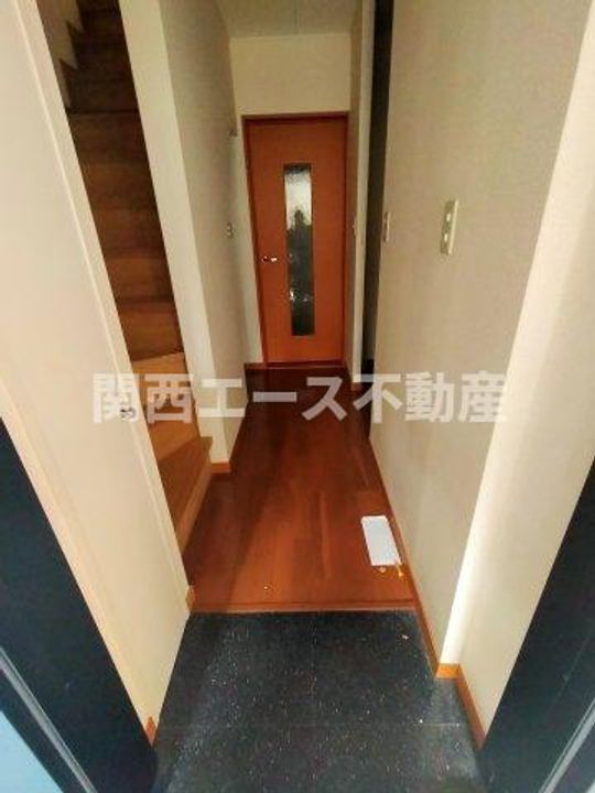 レオパレス枚岡ヒルズの玄関