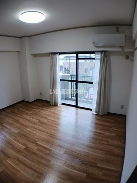 豊成ビルの居間