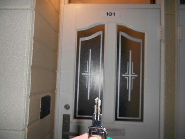 レジデンスマルカワの玄関