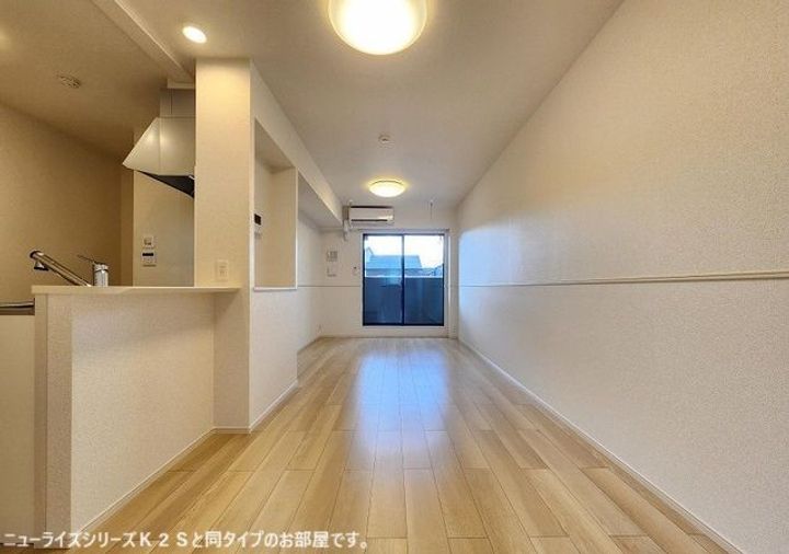 ニラ・エミネンス Aの居間