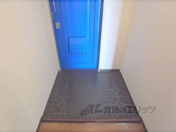 西陣ロイヤルハイツの玄関