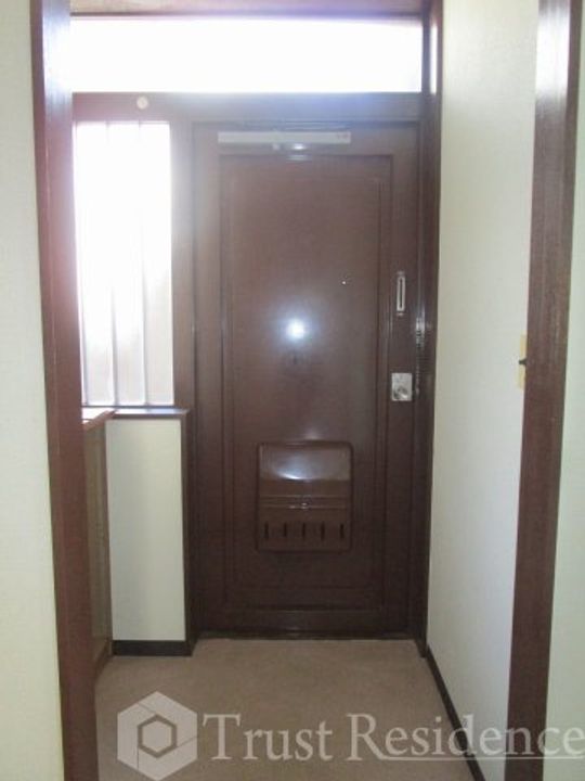 新村ビルの玄関