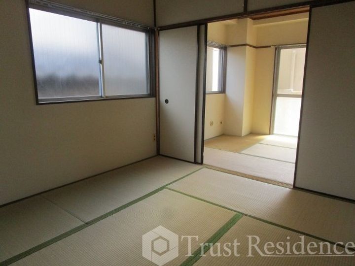 新村ビルの居間