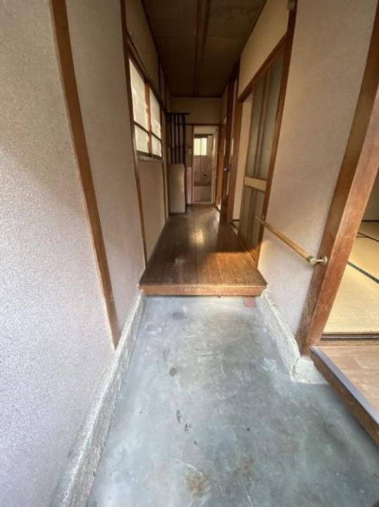 大阪府寝屋川市萱島本町(一戸建)の賃貸物件の玄関