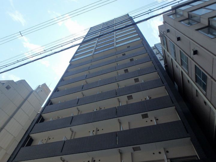 プレサンスタワー北浜の外観