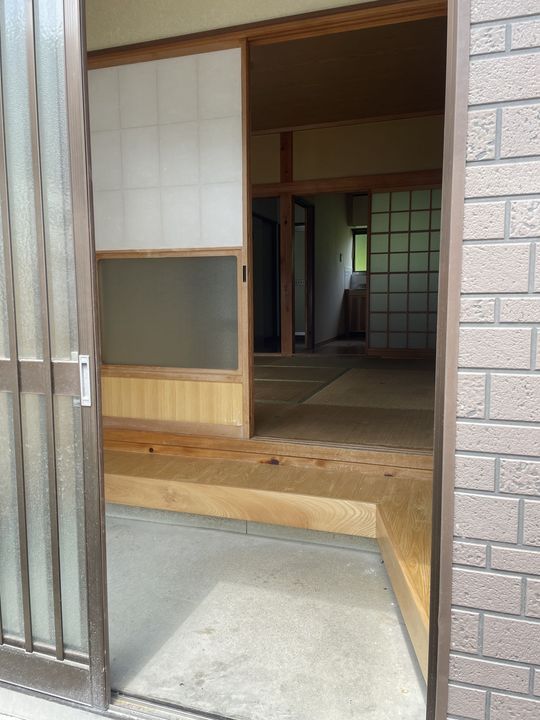 まんまる森アパートの玄関