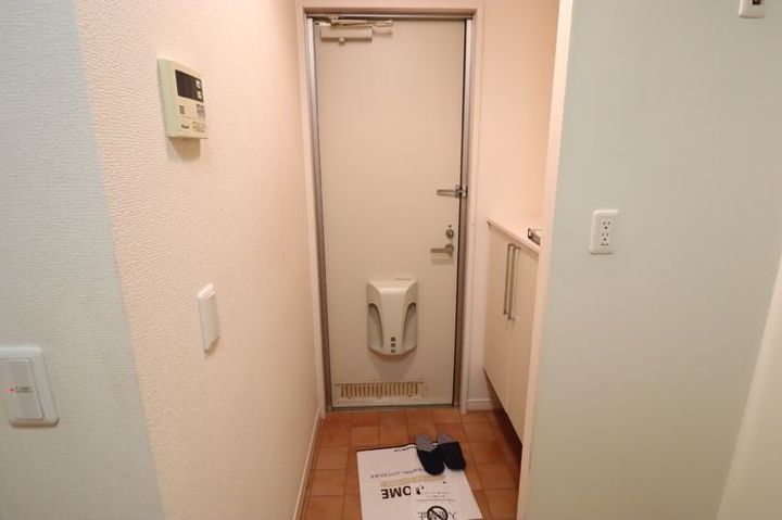 グランモア登戸 弐番館の玄関