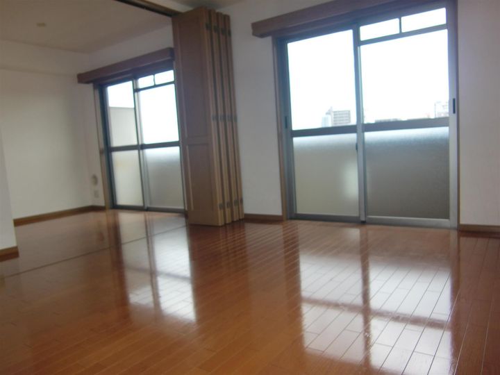 ヒルトップガーデン IIIの居間