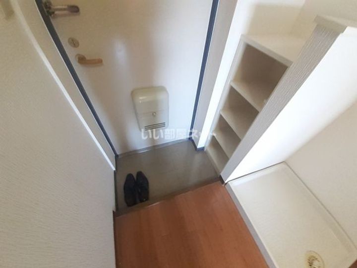 三重県名張市鴻之台3番町(マンション)の賃貸物件の玄関