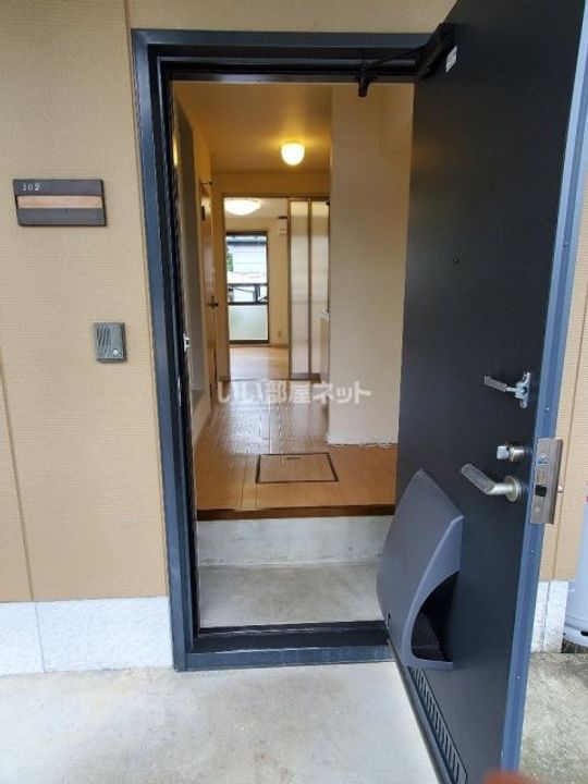 ピュア・ハイツ白河E棟の玄関