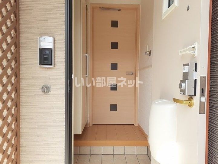 ストロベリーハウス Bの玄関