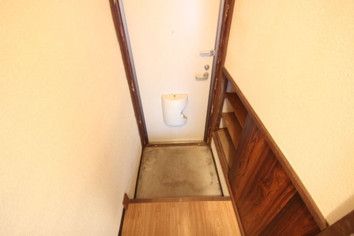 迫本マンションの玄関
