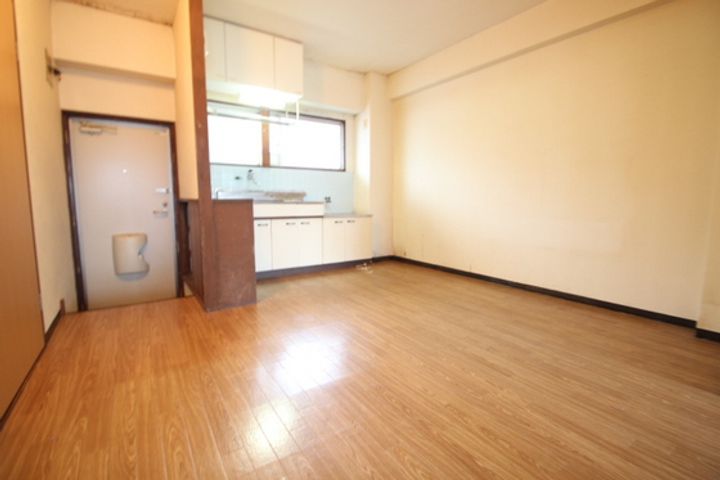 迫本マンションの居間